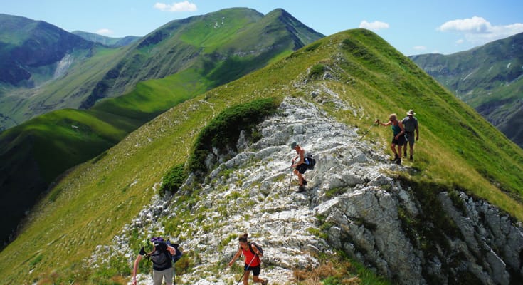 Mensen die wandelen op de bergen in Monte Sibillini